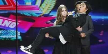 最后不忘给主持人来一个公主抱，也是一脸轻松的样子~！