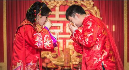 我结婚妈要10万礼金,婚礼当天打开箱子看陪嫁