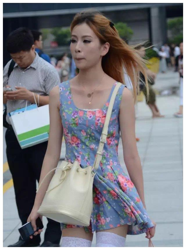 街拍白丝长筒袜连身裙美女姐姐