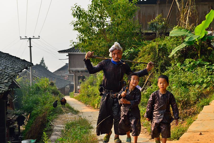 岜沙男人非常重视他们的发髻,发髻在岜沙苗语中称为"户棍,是男性