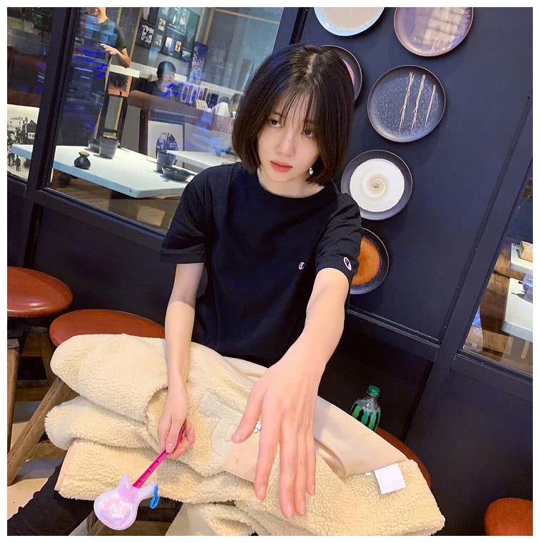 李溪芮离开杨幂活成啥样?几百块衣服大素颜,比