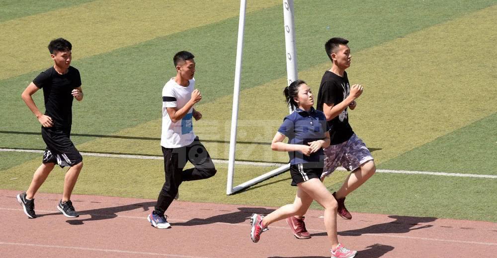 实拍大学生体育考试长跑项目,考不及格不给毕