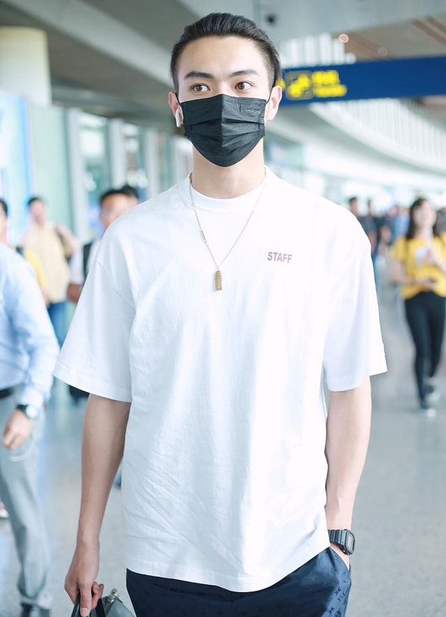 富察傅恒私下原来这么潮,背头偏分发随意