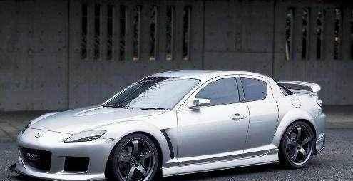 厉害了! 十几万的马自达, 车主小哥硬是改成了法拉利