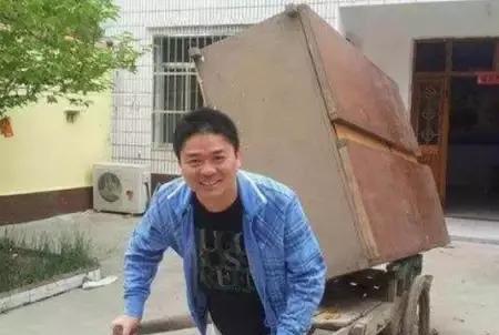 曾经被前妻抛弃的穷小子，如今身价500亿，越野豪车众多！