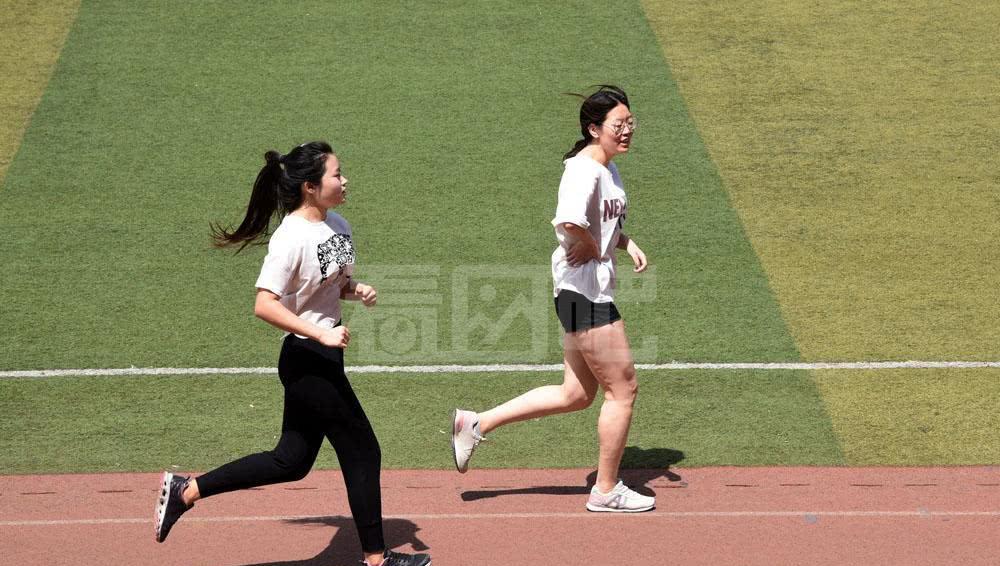 实拍大学生体育考试长跑项目,考不及格不给毕