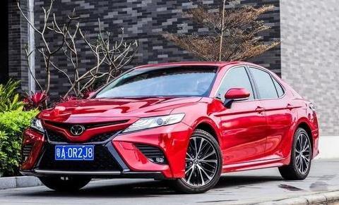 全新凯美瑞2.5S深度评测，四出排气猛如虎，其中两个已被堵！