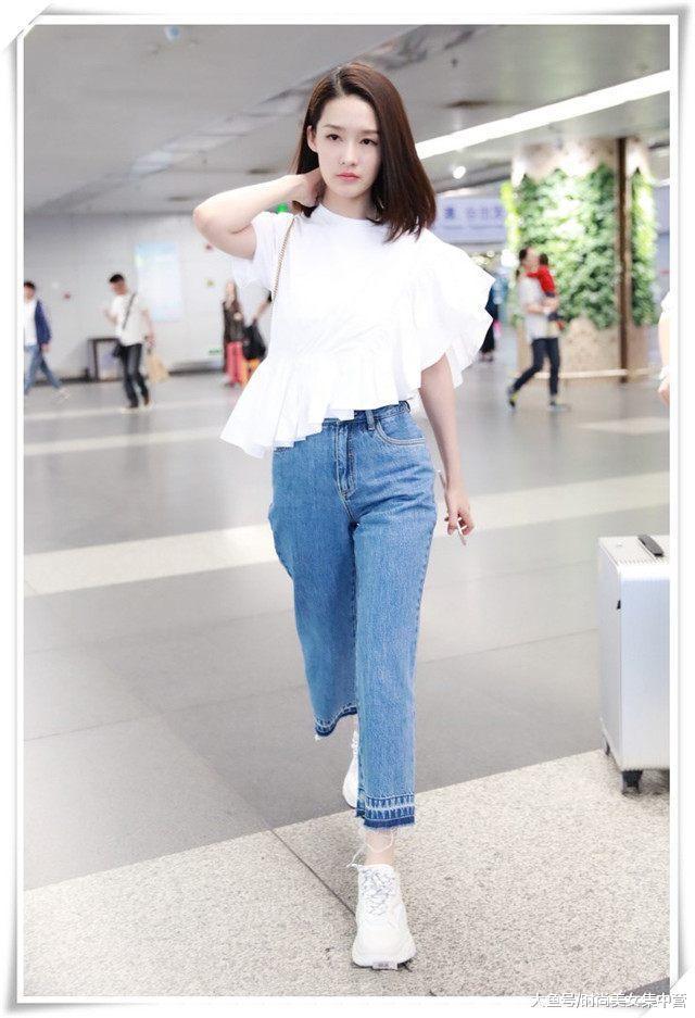 李沁穿白色荷叶边上衣搭配阔腿牛仔裤, 网友: 脚踝还没我手腕粗