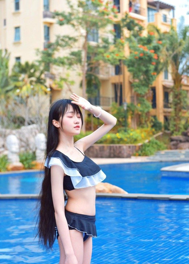 人物摄影,长发及腰的女孩穿泳衣在泳池,比赵丽颖更可爱