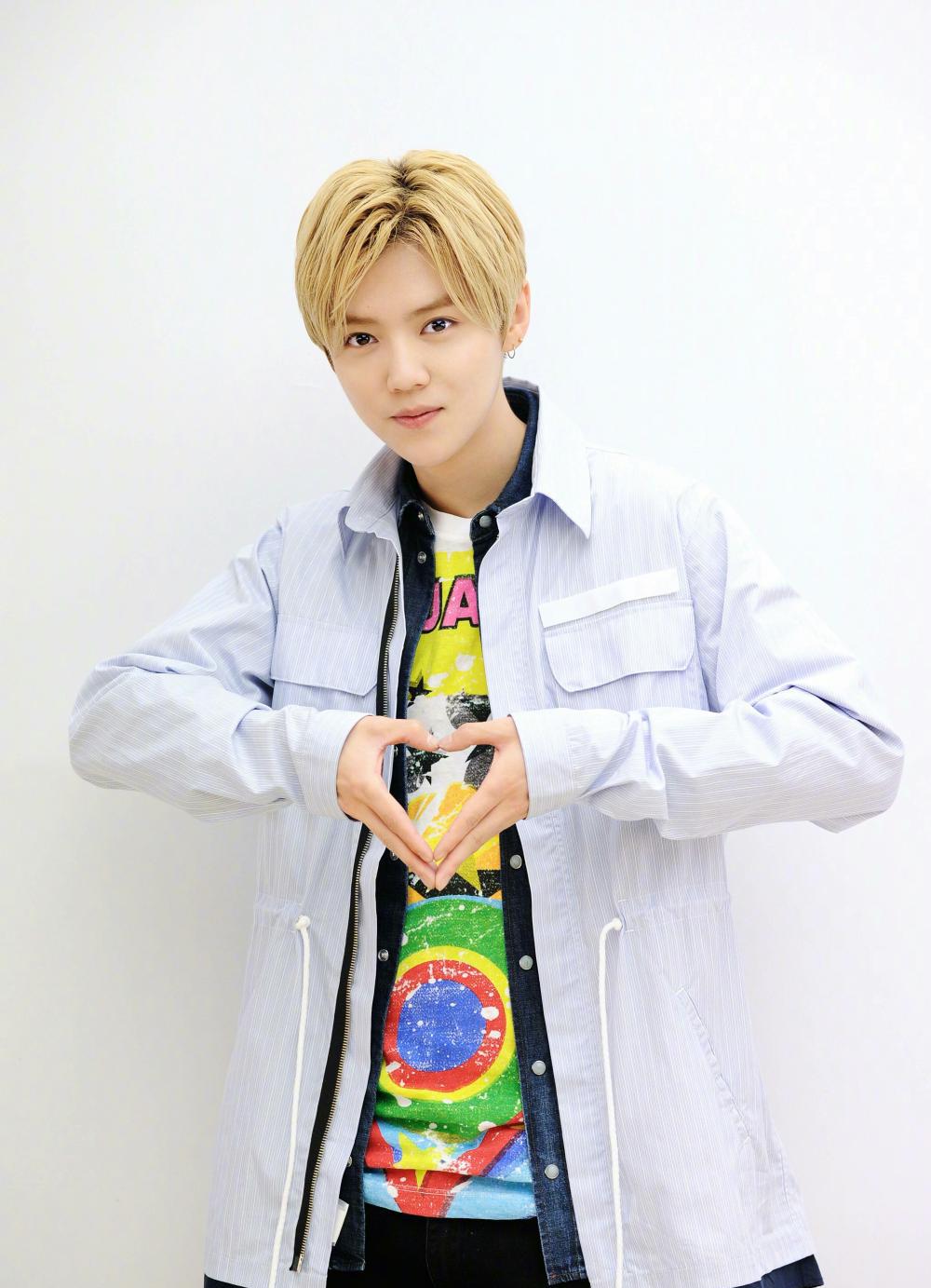 鹿晗表白粉丝: 谢谢赐名刘壮实, 剪刀手和LV很