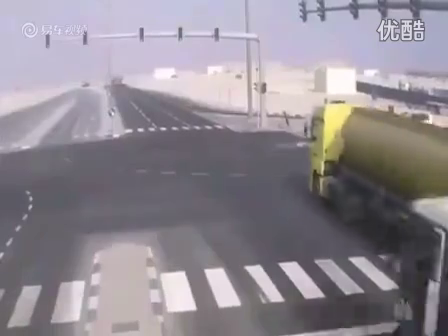 交通安全警示栏－闯红灯撞油罐车，两个司机被活活烧死