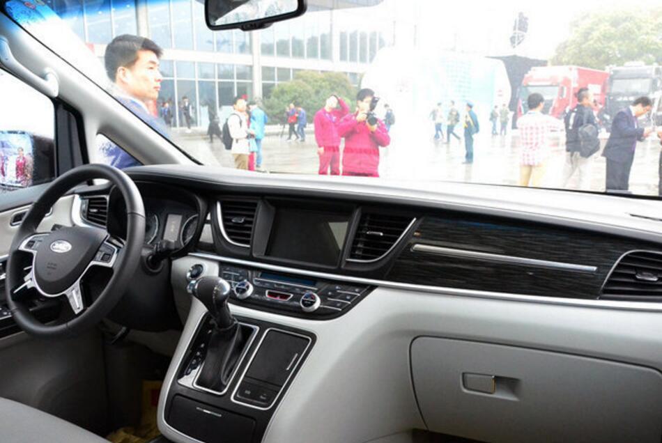 接地气的国产高端MPV, 仅售25万元, 你会买吗?