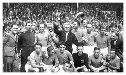 世界杯历史上以全胜战绩夺冠的4大球队,02年巴