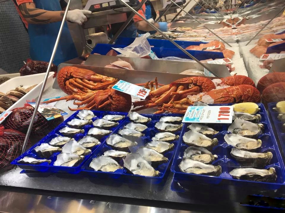 澳大利亚墨尔本的海鲜是按公斤标价卖的,若按