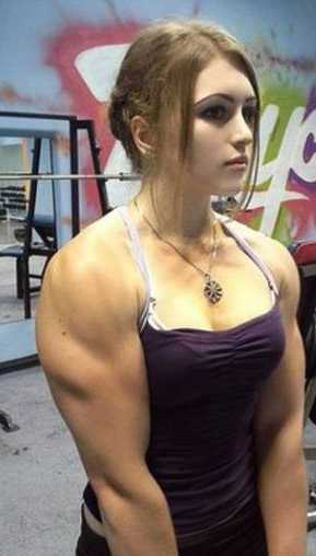 因为面容很像瓷娃娃，她还被众多网友称为“最萌女汉子”。