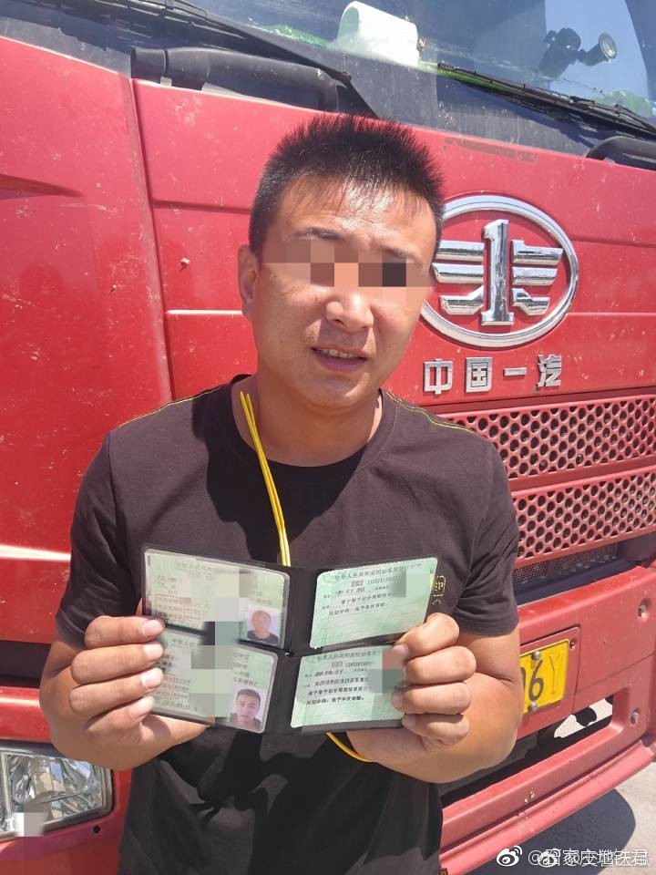 郝某,自己驾照的准驾车型是B2D