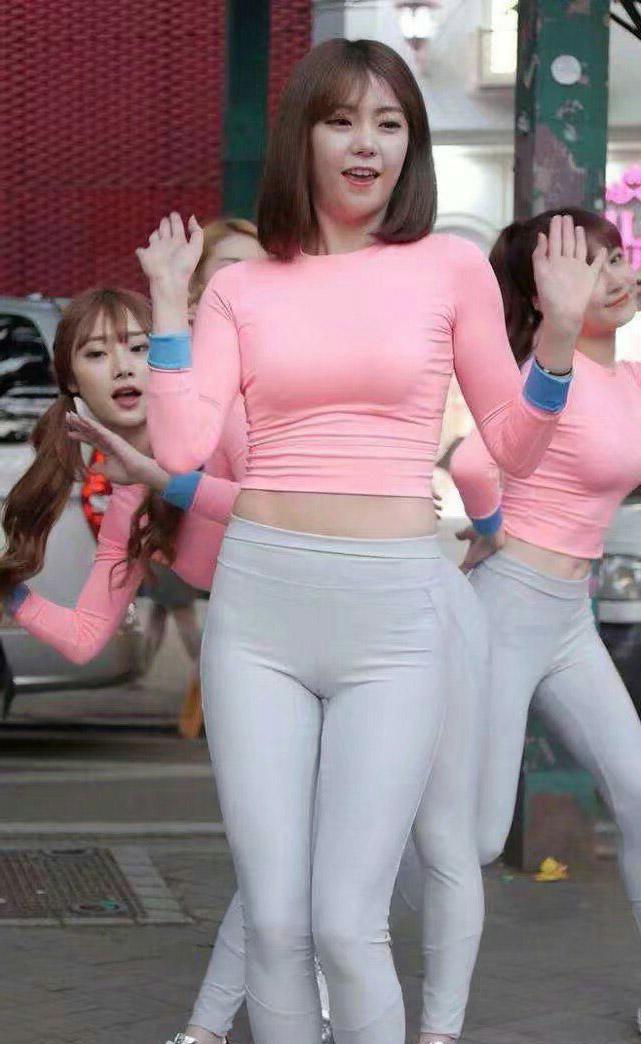 紧身裤显女性优美s身材, 好迷人