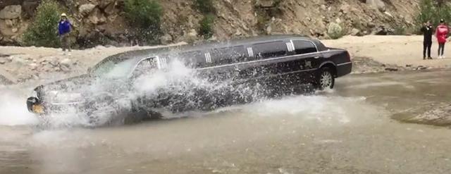 什么车都敢往川藏线跑！西藏遇见150万加长林肯，过水路遭围观