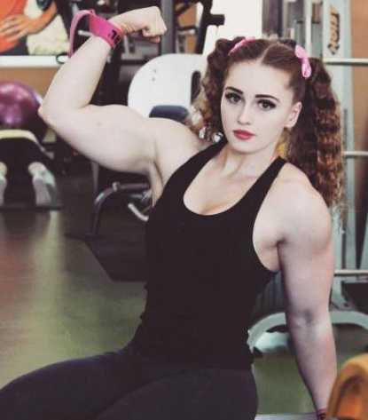 但是健身她依然坚持着，因为她想变得更加强大。