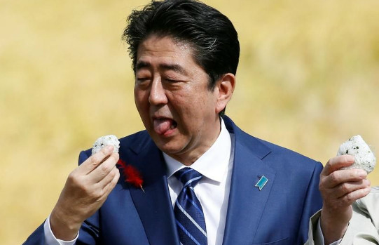 各国领导人尴尬吃相,奥巴马大口吃,安倍是真吃