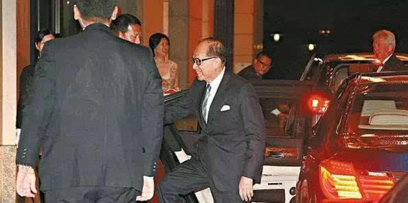 李嘉诚每辆座驾都低调有品位，汶川地震捐了1.3亿，土豪差太多！