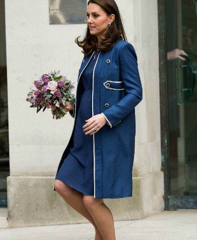 2个月后就是预产期凯特王妃挺孕肚踩高跟独自