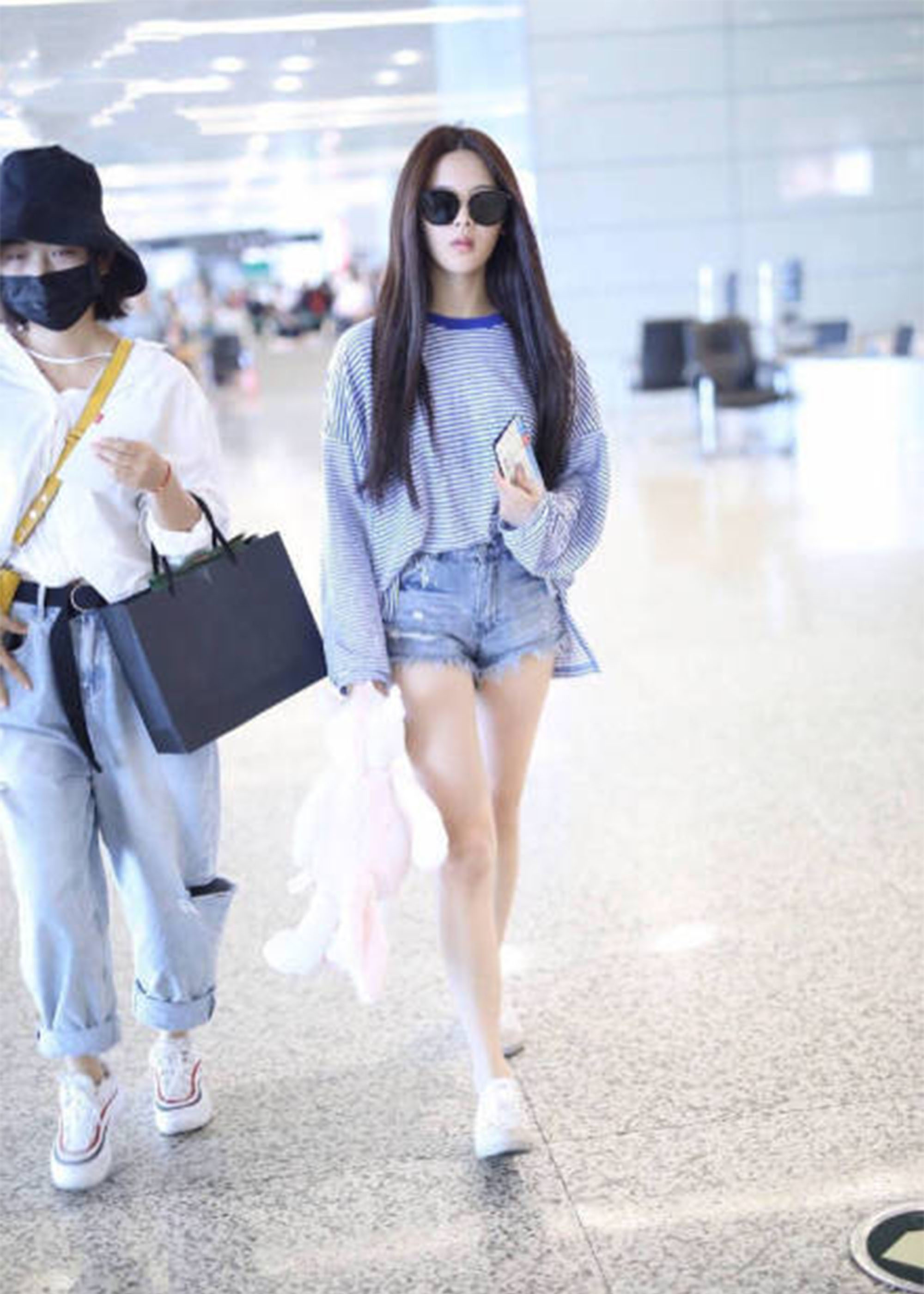 蔡徐坤与杨超越撞衫，两人的身头比都绝了，土创和土偶到底谁赢?