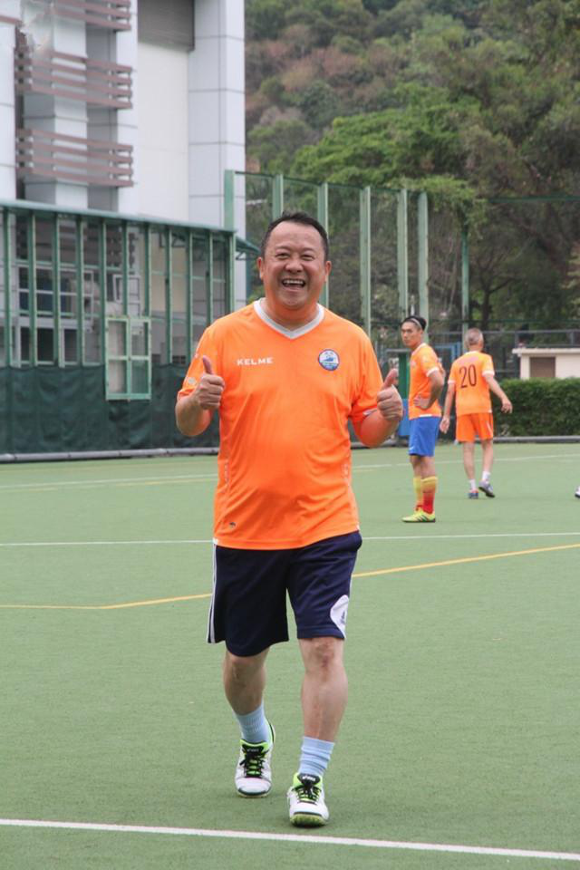 看不出来曾志伟踢足球还有一手,不踢世界杯可