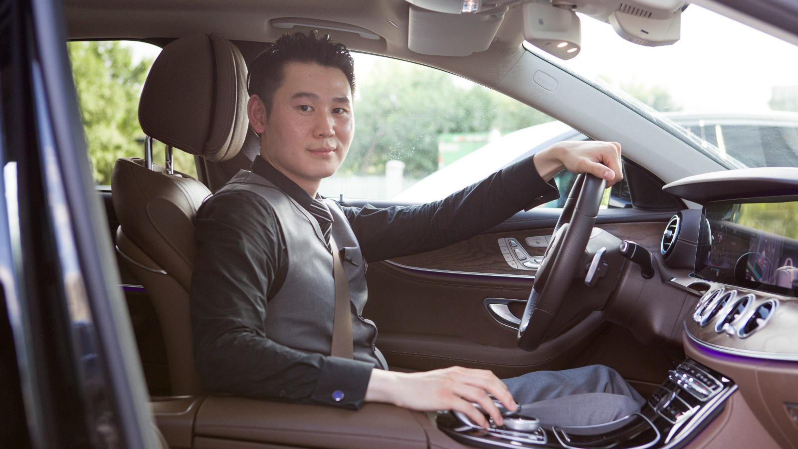 一键即可完美实现！奔驰自动泊车该如何操作？