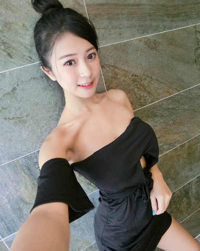 优雅晚礼服展现女人的丰满迷人，优雅气质中多一份成熟的知性美