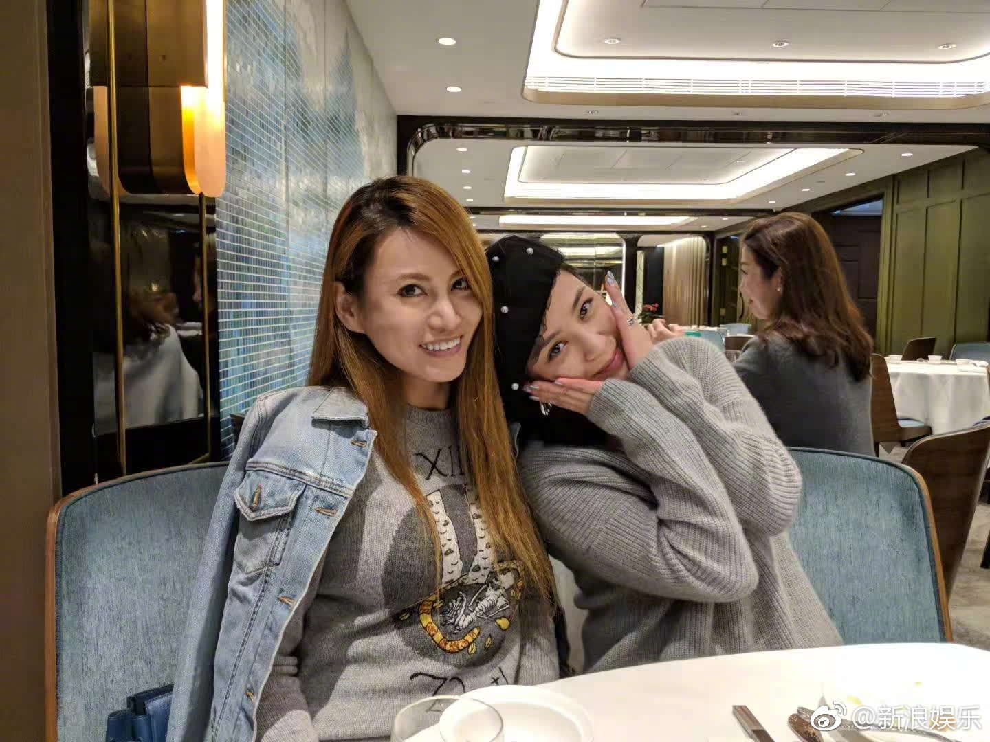 阿娇和男友亲密合影，这个小细节证明两人将很快结婚