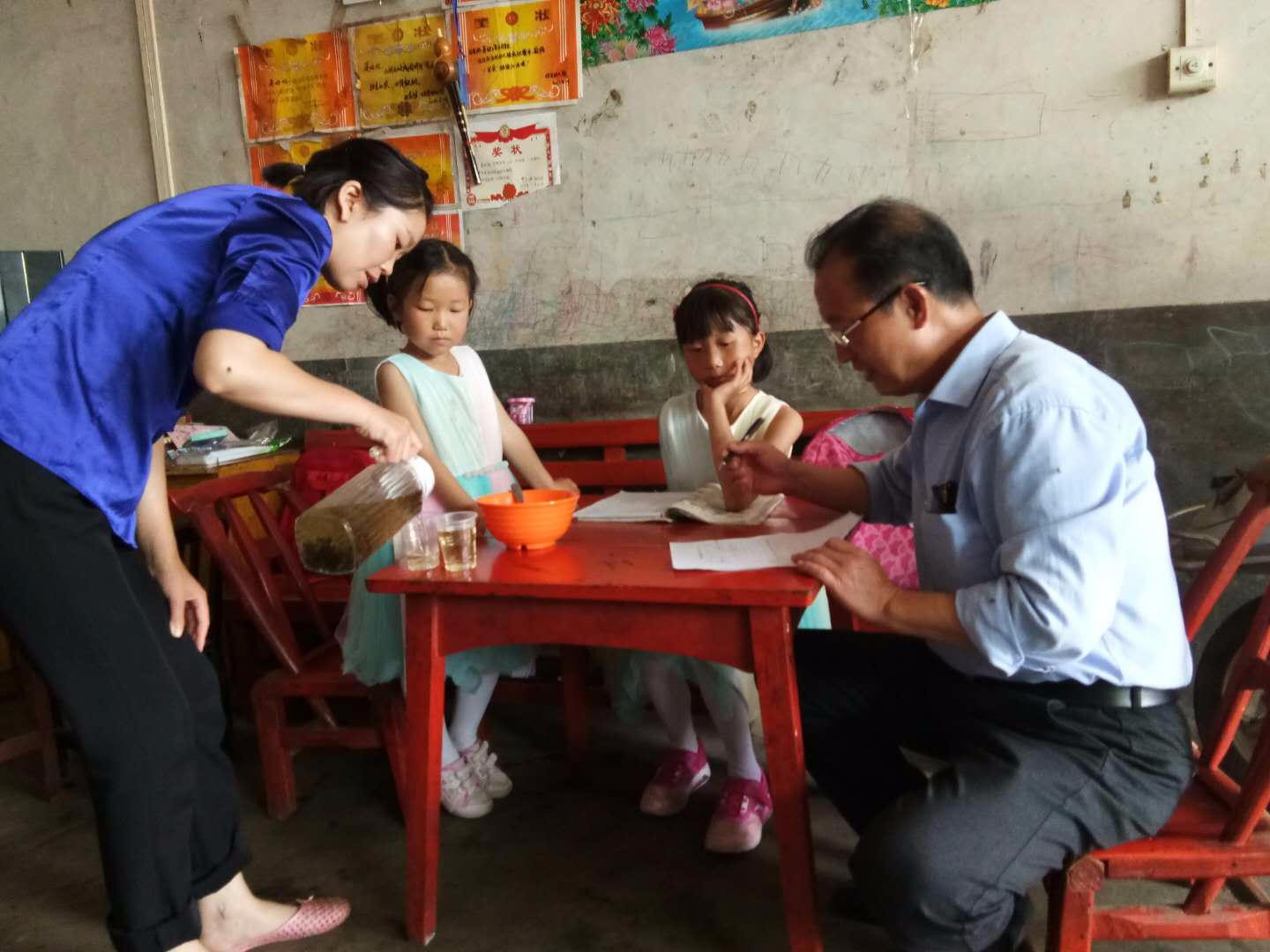 汉阴县双乳小学积极开展教育扶贫,让贫困生不