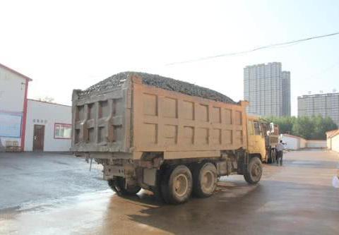 大连一超载大货被交警扣押 老板竟开“路虎”撞警车泄愤