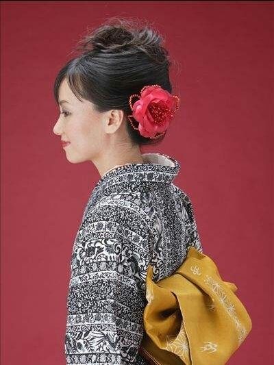 日本女人为什么衣服后面总带着枕头呢,看完解