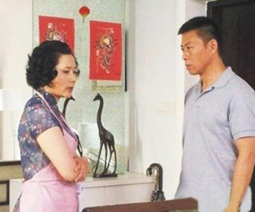 怀孕九个月,老公和妈妈因为孩子姓吵架,家人逼