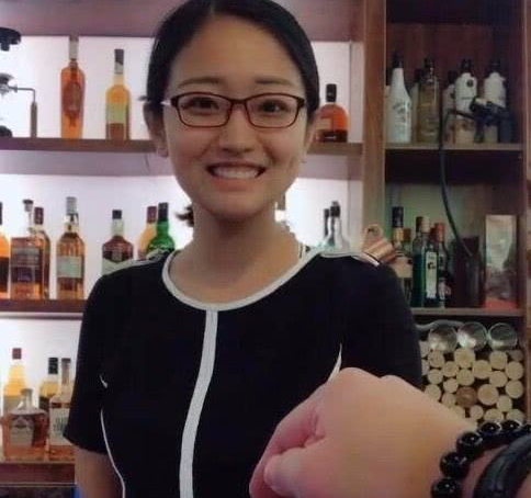 抖音,最美的西瓜妹摘掉眼镜变路人,素颜被喷,遭