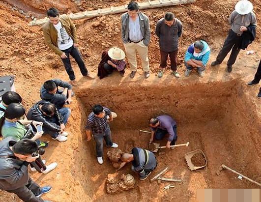 考古挖出孙悟空墓，专家实地考察发现金箍棒