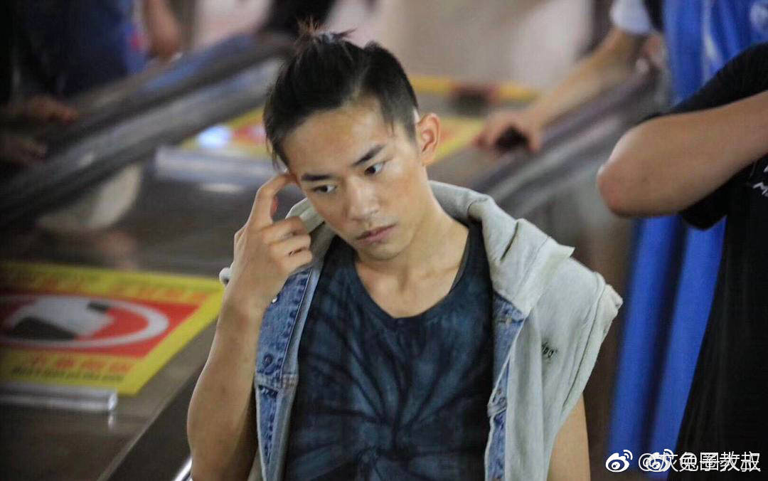 易烊千玺少年的你图片