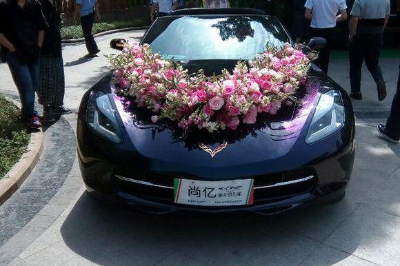 新郎开超跑迎亲！邻居看到是五菱一脸嫌弃！