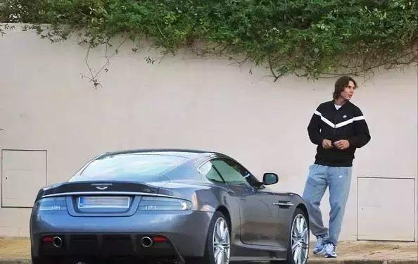 他可能是最低调的球星, 只有一辆豪车!