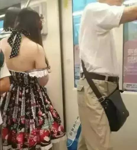 搞笑:哥们你是第一次接触这种清凉美女吧,瞧这鼻血流的