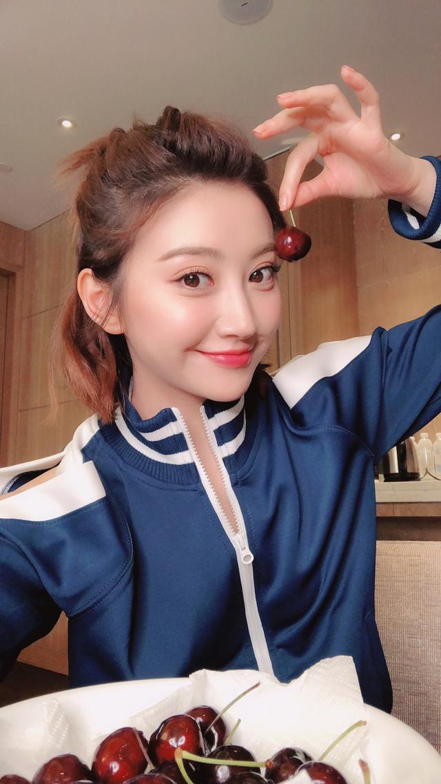 景甜工作室晒照!为工作人员庆生,画面温馨,网友