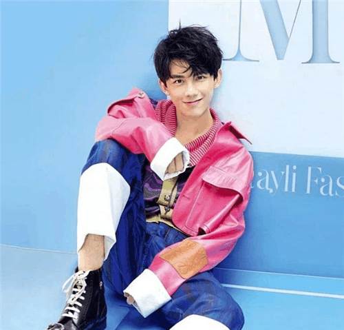 认真男孩最帅, 吴磊条纹衬衫配牛仔裤沉浸的样