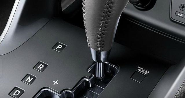 车辆上坡时,D档换M档需要停车操作吗清楚三个