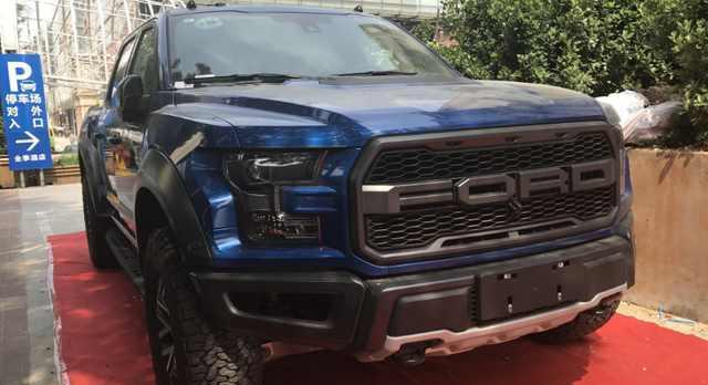 朋友开业请来两台车助阵, 懂车的说算豪车吗?