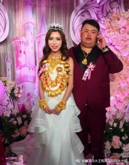 土豪新娘身披数公斤黄金 深情告白不爱黄金只