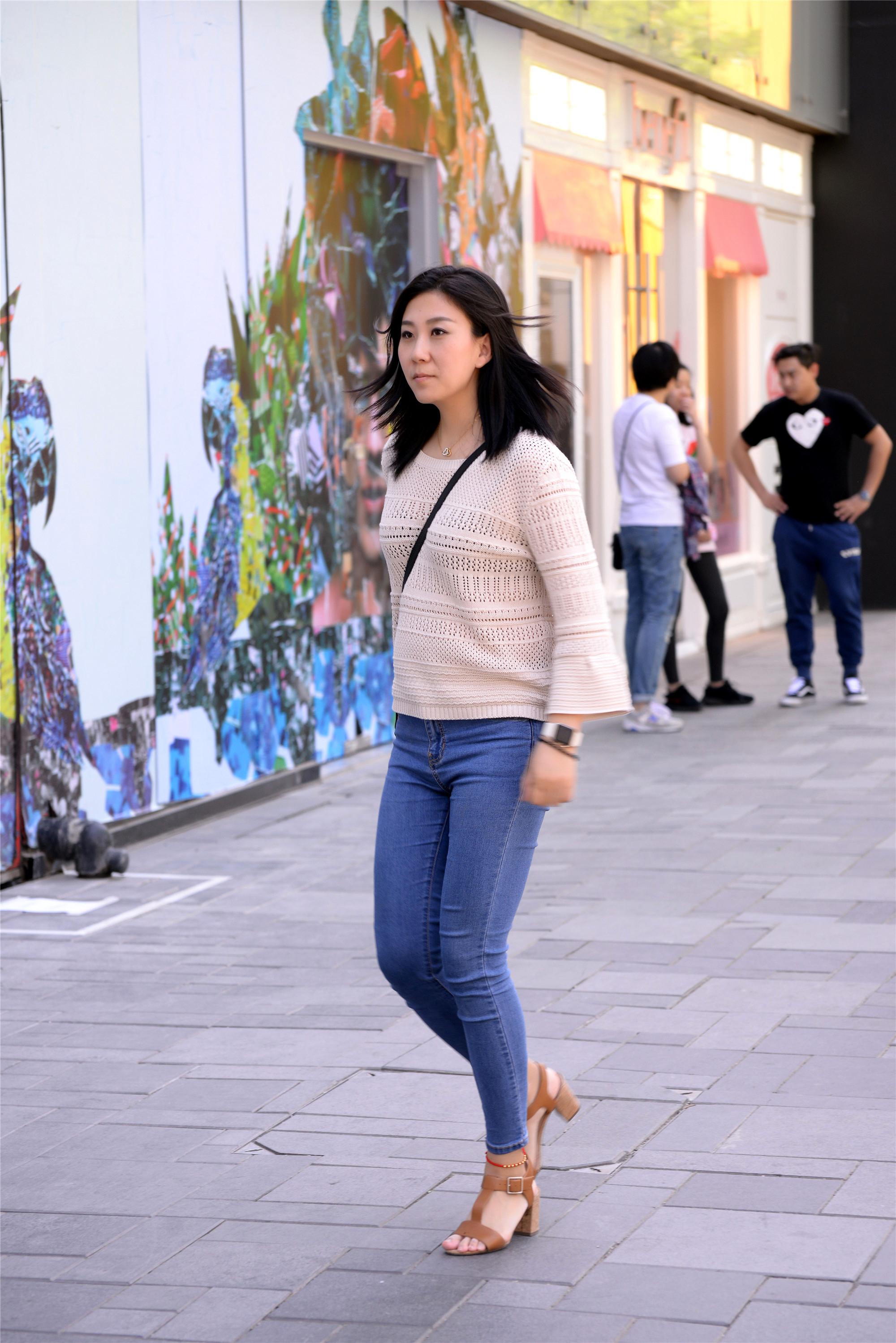 穿牛仔的姑娘,裤腿的长短会有怎样的效果呢?