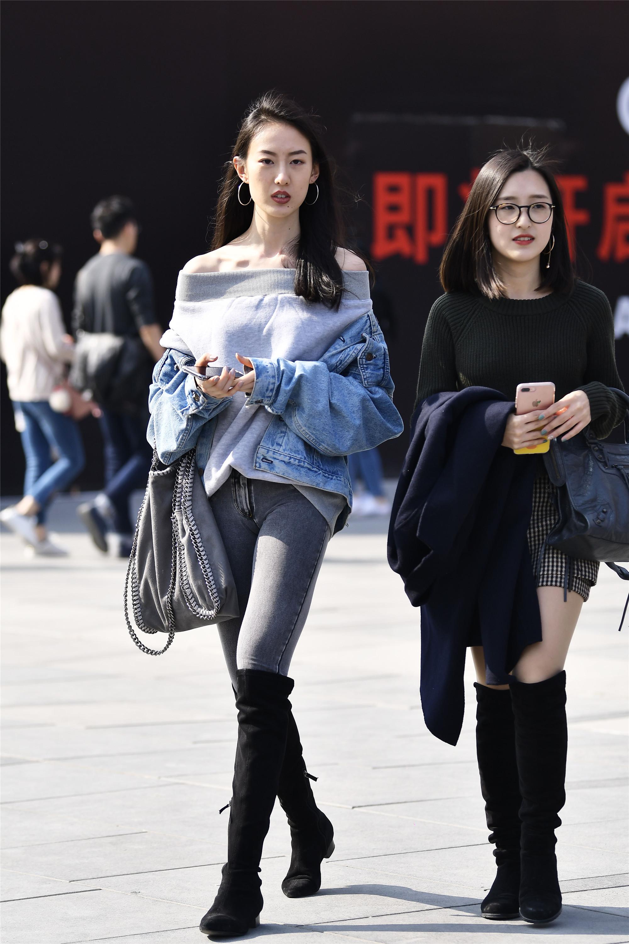 已经春天了，她们还在继续穿着长靴逛街，这才是真正喜欢长靴