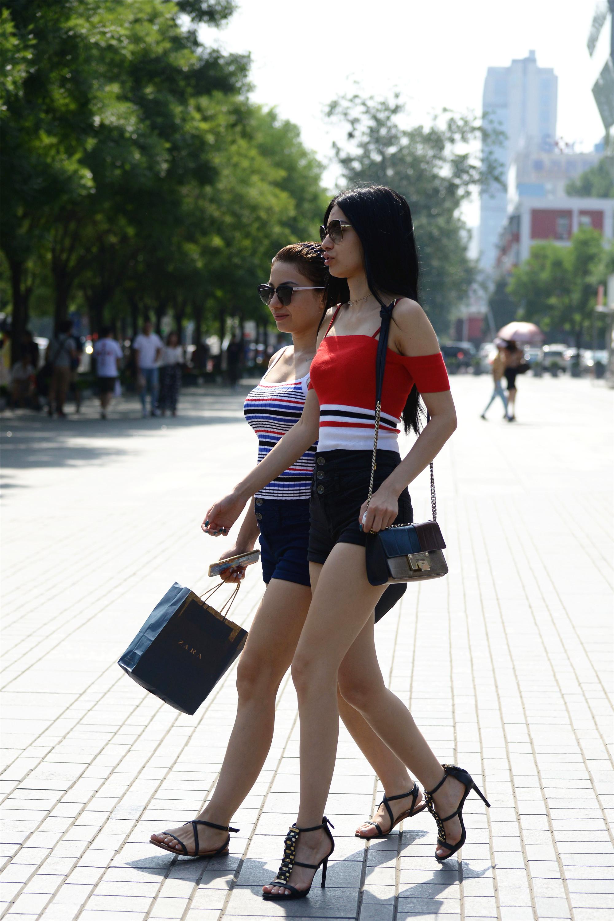 街拍:炎炎夏日的三里屯，穿着热裤出行的美女颜值高身材好