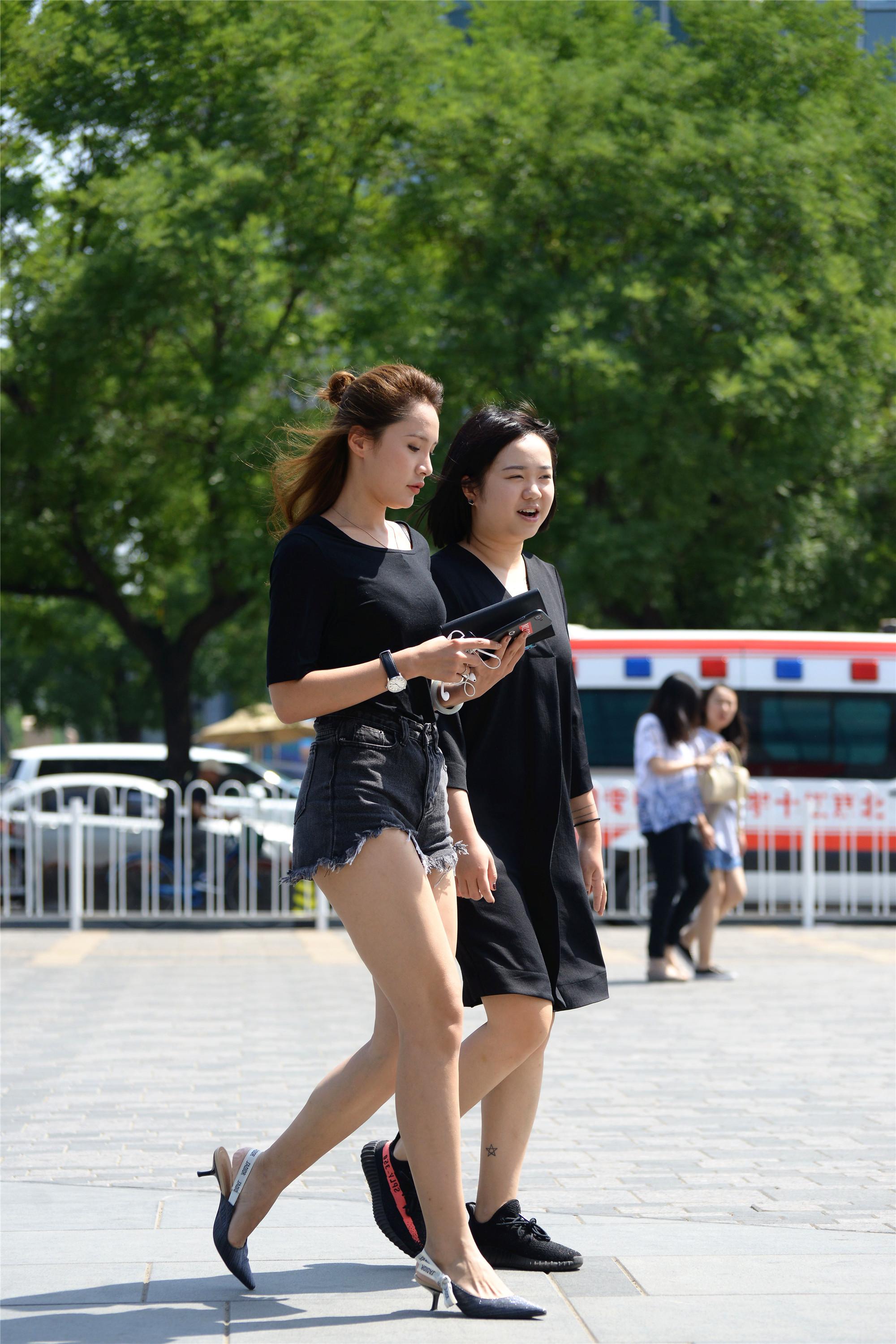 街拍:炎炎夏日的三里屯,穿着热裤出行的美女颜值高身材好